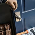 Фото по теме: Как быстро снять дверную ручку наружную для ремонта или покраски двери.
