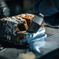 Фото по теме: Защитите клеммы аккумулятора от окисления: нанесите специальную токопроводящую смазку.